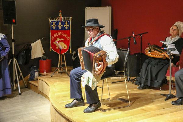 instuments folklorique accordéon diationique ménestrels sarladais costume traditionel ménestrels sarladais groupe folklorique en dordogne périgord noir costume traditionnel du périgord musique