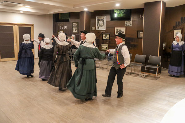 les ménestrels sarladais groupe folklorique en dordogne danse et musique  chants traditionnelle folklorique costumes traditionnels occitan folklore en périgord noir