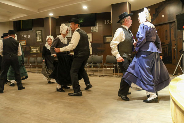danse traditionnelle folklorique  groupe folklorique les ménestresl sarladais costume traditionel ménestrels sarladais groupe folklorique en dordogne périgord noir costume traditionnel du périgord musique