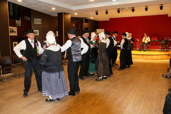 danse traditionnelle folklorique  groupe folklorique les ménestresl sarladais costume traditionel ménestrels sarladais groupe folklorique en dordogne périgord noir costume traditionnel du périgord musique