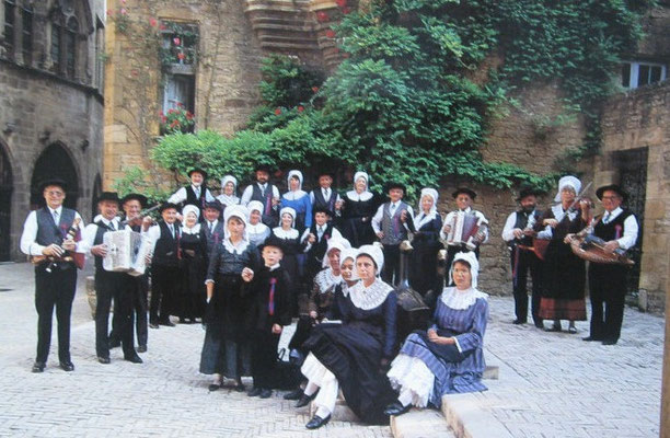 groupe folklorique en dordogne périgord noir Les pastoureaux Sarladais  de 1976 à 2001 musique et danse folklorique traditionnelle du périgord noir 