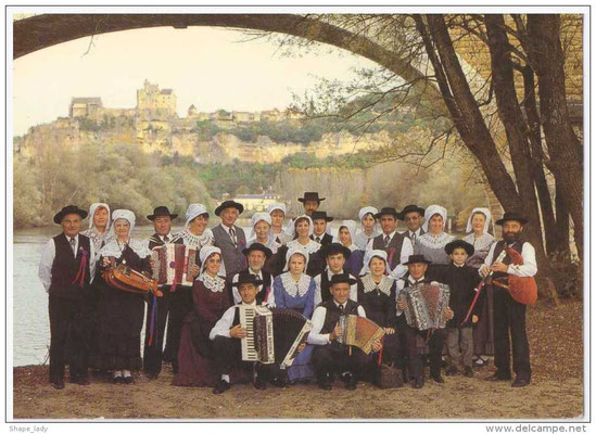 groupe folklorique en dordogne périgord noir Les pastoureaux Sarladais  de 1976 à 2001 musique et danse folklorique traditionnelle du périgord noir 