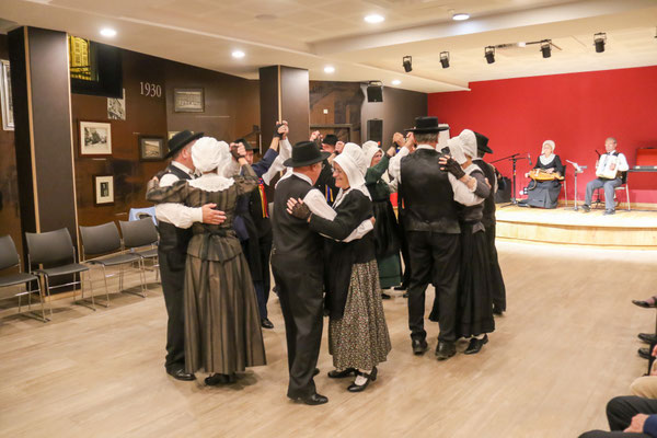 danse traditionnelle folklorique  groupe folklorique les ménestresl sarladais costume traditionel ménestrels sarladais groupe folklorique en dordogne périgord noir costume traditionnel du périgord musique