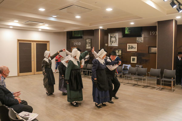 groupe folklorique en dordogne périgord noir es ménestrels sarladais  danse et musique  chants traditionnelle folklorique costumes traditionnels occitan folklore en périgord noir