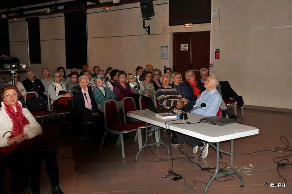 A la table le conférencier Christian Loubet