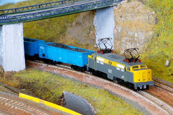 28-10-2013: NS 1221 met kolenwagens bij nadering van Sittard uit de richting Maastricht