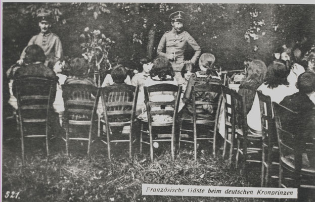 Le Kronprinz, pendant la première guerre, habitait à Stenay et invitait les enfants à des goûters