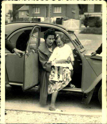 Dans mes livres, beaucoup de photos en noir et blanc ; la petite fille, c'est moi dans les bras de ma maman !