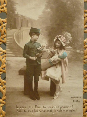 Beaucoup de cartes postales anciennes dans mes livres