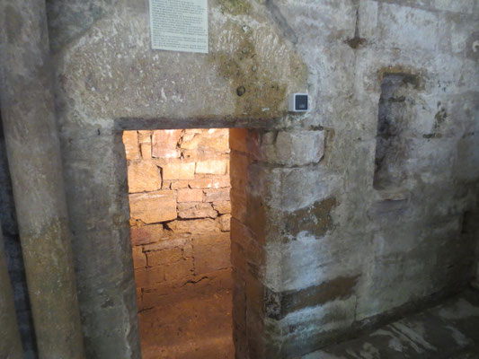 La cellule de la recluse à Mouzon, à l'intérieur de l'abbatiale ; Dame Mathilde y a vécu