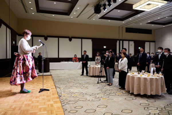 施設長挨拶　社会福祉法人慈恩会ケアハウスふれあい施設長　岩尾美由紀