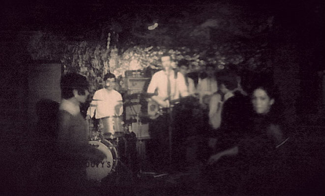 The Groovy's uit Den Haag. Op 2 december 1967 in het decor van Bar-Dancing DE AAP bestaande uit gekreukeld aluminium folie.  vlnr: Eric Jahreis (drums/zang), Roelf Backus (gitaar/zang), Bas Riet (gitaar/zang)en Rob de Visser (bas/zang)..