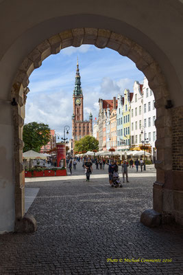 Das alte Rathaus mit dem Historischen Museum in Gdansk / Danzig. Blick durch das grüne Tor.