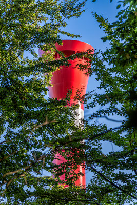 Der Hirschpark in Hamburg-Nienstedten mit dem Leuchtturm von Blankenese