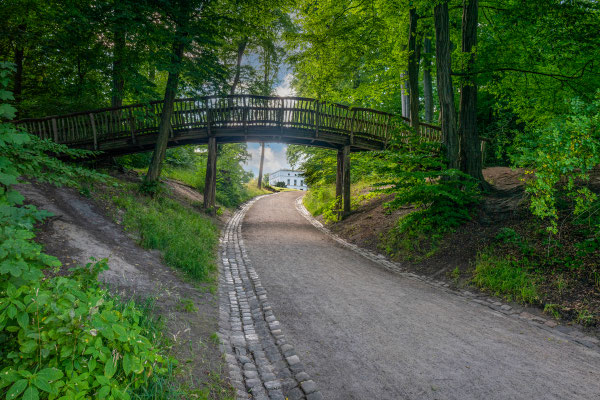 Im Jenischpark, Hamburg - historische Holzbrücke mit Jenischhaus im Hintergrund