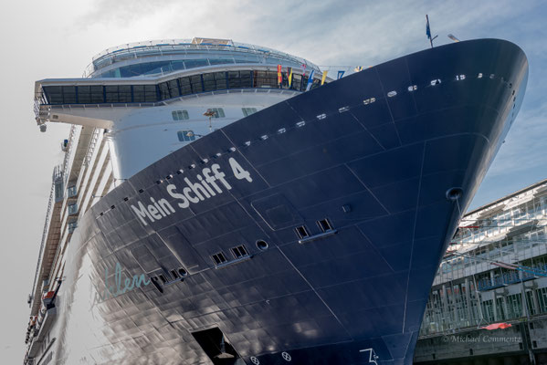 "Mein Schiff 4" am Hamburg Cruise Center Altona