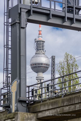 Fernsehturm Berlin Mitte vom Monbijoupark aus fotografiert