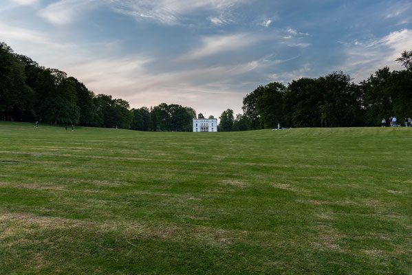 Blick vom Ende der Wiese auf das Jenischhaus