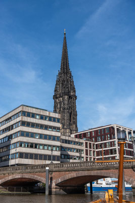 Die Nikolaikirche vom Zollkanal