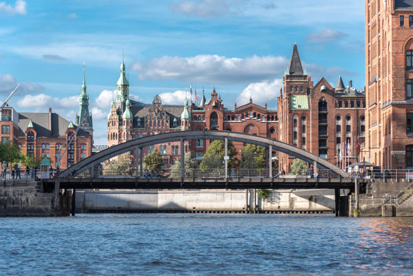 Busanbrücke mit Gebäuden der Speicherstadt im Hintergrund