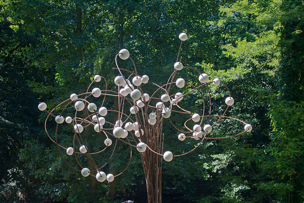                  "En Filigrane"    5 METRES  - 2013  -  Domaine St Jean de Chépy - Isère - Acier & céramique de porcelaine tournée - 