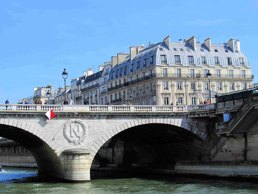 Die "Pont Saint-Michel" war die letzte bewohnte Brücke über die Seine. Die heutige Pont Saint-Michel" ist 1857 erbaut worden