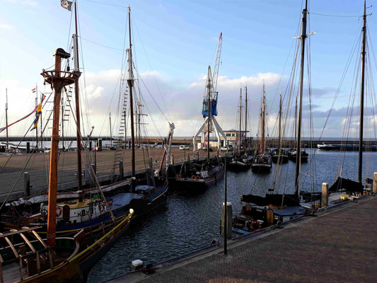 Direkt gegenüber liegt der Hafen mit dem Kranhotel, Einzimmerluxus in luftiger Höhe