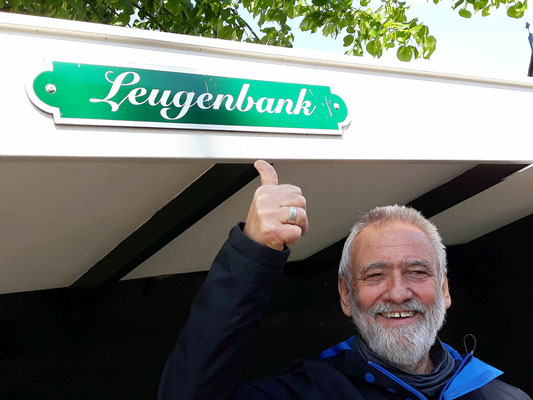 "Lügenbank" - vielleicht früher ein Treffpunkt der Anwohner in "Heukelum" oder die erste "Minimedienanstalt" 