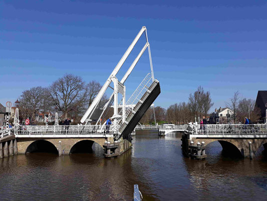 Zwei Brücken, die noch mit Handarbeit geöffnet werden, trennen uns vom Gemeindehafen