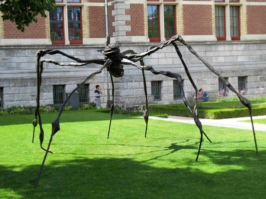 Die "Maman" Spinne - Skulptur von "Louise Bourgeois" - ein Loblied an ihre Mutter - die Spinne ist 9 m groß und hat 26 Mamoreier in ihrem Beutel - Maman heißt "Mama"