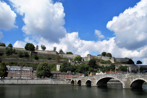 Namur mit Blick auf die alte Brücke und Zitadelle