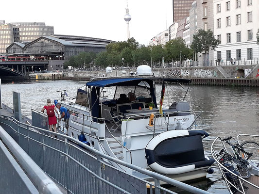 "Schiffbauerdamm", DIE Anlegestelle im Zentrum von Berlin, in Sichtweite der Bahnhof Friedrichstraße. Das Lokal, "Ständige Vertretung", links, nicht im Bild, das Polit-Kult-Lokal in Berlin