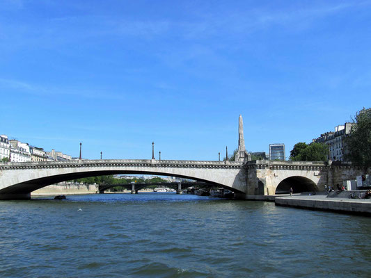 "Pont de la Tournelle", auf Deutsch, die Türmchenbrücke. Seit 1759 wird an dieser Brücke der Pegelstand der Seine gemessen. Am Ende der Brücke sieht man ein 15 m hohes Bauteil, auf dessen Spitze die Statue der "Heiligen Genoveva" von Paris steht