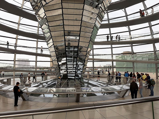 Die Ausstellung, "Vom Reichstag zum Bundestag",  ist  um den Fuß der Spiegelsäule angelegt. 
