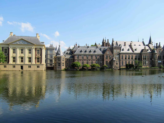 Rückfront des Binnenhofs vom Hofteich aus - links das Museum "Mauritshuis" aus dem17. Jh. ...