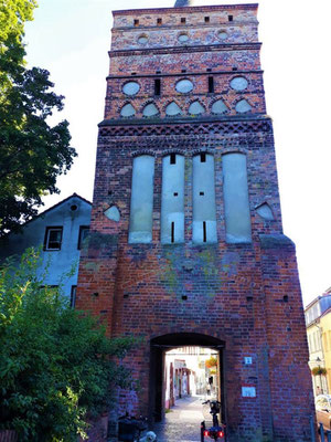 "Rathenower Turm" - gebaut im 13. Jh. - Zum Schutz vor Gesindel integrierte man eine Zugbrücke, später wurde ein Verlies eingerichtet, gegen Hochstapler. Erst ab 1911 gab es den Durchbruch für Fußgänger, als Erleichterung für den Straßenverkehr