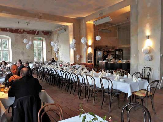 Erste Schönheitsanstriche im "Thronsaal" zaubern eine gute Atmosphäre, dazu leckeres Essen. Ein gemütliches Restaurant im Schloß Plaue ist der Anfang, dem schönen Bau ein neues Gesicht zu geben