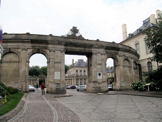 Platz vor dem "Palais du Gouvernement"...