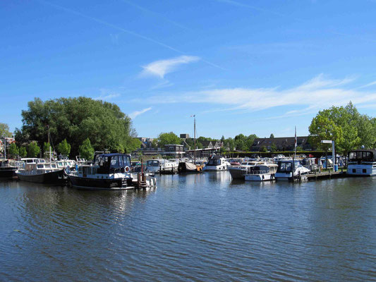 Den Hafen "Leerdam" passieren wir auf der Fahrt nach Heukelum