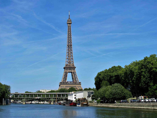 Die Pariser lieben ihren "Eiffelturm", 7 Millionen zahlende Besucher/Jahr, 7.000 t Stahl / 2,5 Millionen Nieten halten ihn zusammen