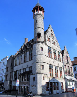 Das "Toreken" - Törchen - ältestes Haus von Gent - die Glocken erklingen zum Anfang und Ende des Markts