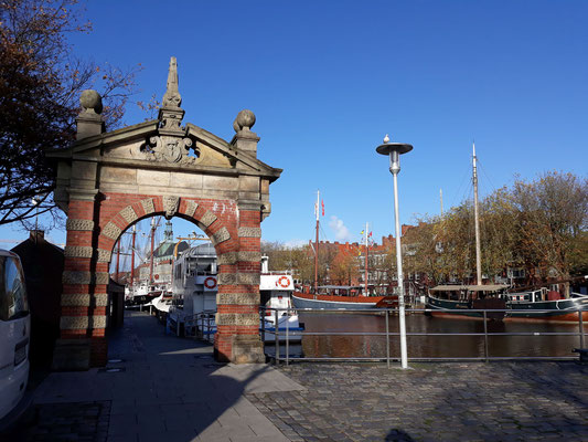Emdener Hafentor - 1960 ist es am Emdener Hafen wieder aufgebaut worden. Es trägt den Vers: "Et pons est Embdae, et portus et Aura Deus" - "Gott ist für Emden Brücke, Hafen und Segelwind". Schöne Worte, zum Schutz für die Emdener Bevölkerung