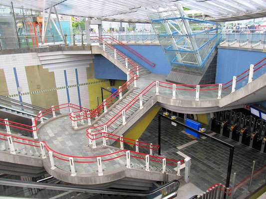 U-Bahn Station an der Markthalle, wie alle öffentlichen Einrichtungen in Rotterdam, top gepflegt