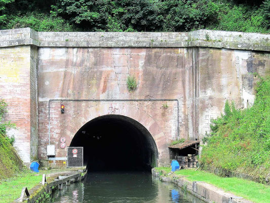 "Tunnel von Niderviller" mit nur 475 m und der "Tunnel von Arzviller", 2306 m lang