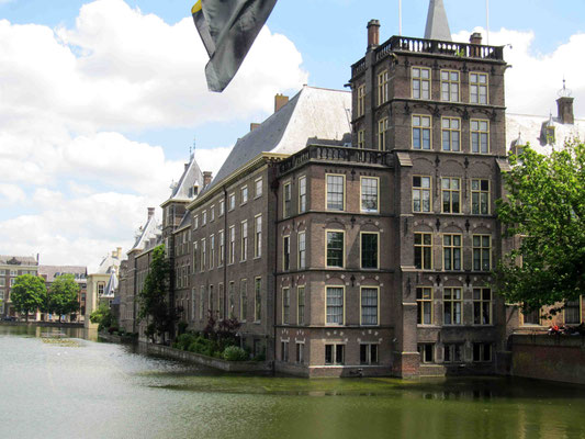 Blick vom "Hofvijver" - dem Hofteich - mit Blick auf die historischen Gebäude um den Binnenhof