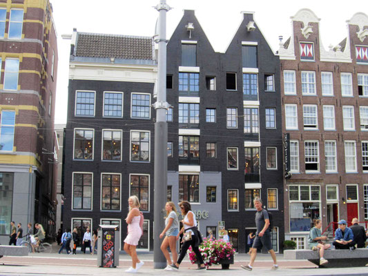 Die schmalsten Häuser von Amsterdam stehen entlang der Grachten