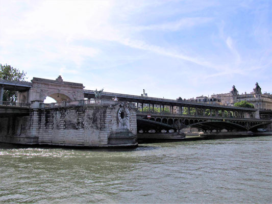 Brücke"Pont de Bir-Hakeim" in Erinnerung an die gleichnamige Schlacht in Südafrika / 2 Weltkrieg, eine Doppelstockbrücke, unten Autos, darüber fährt die Metro