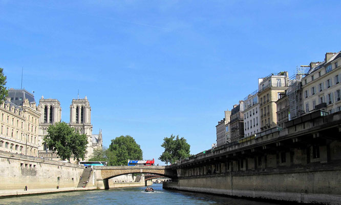 "Petit Pont", die kleine Brücke, sie ist eine der Ältesten von Paris, mit Blick auf die Kathedrale "Notre-Dame"