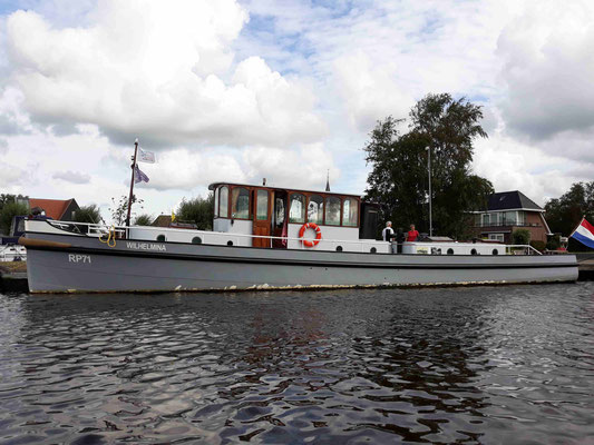 Der Oldtimer ist aus dem Jahr 1940, samt Motor - ein altes "Polizeiboot" aus Amsterdam  - wir erzählen mit dem Eigner. Für ihn ist der stampfende Motor Musik in den Ohren.  