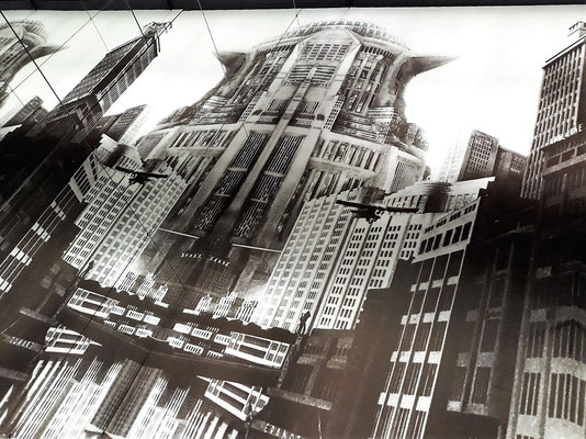 "Metropolis" ist ein kompromissloser Science-Fiction Film über New York und ihre Mutation zu einem Moloch. Einer der letzten Stummfilme Fritz Langs, der Film war ein Flop